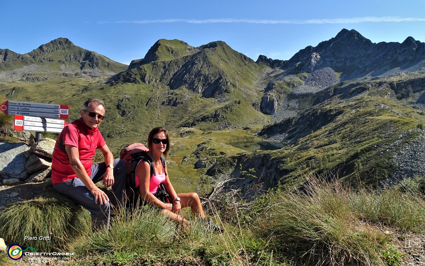 01 Dalla selletta a lato est Passo di Tartano compaiono i Laghi di Porcile .JPG